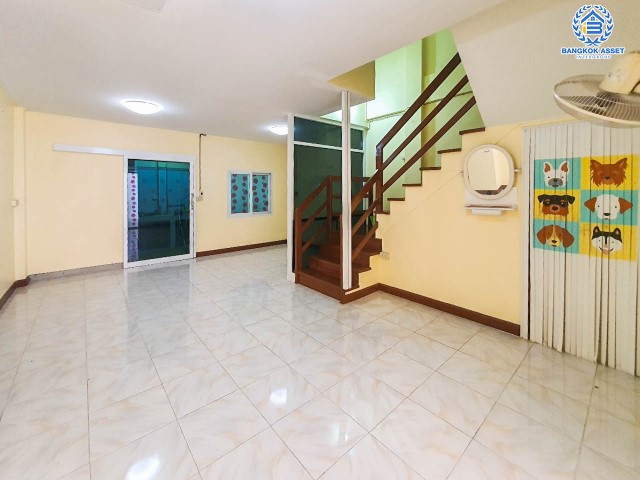 ทาวน์โฮมมือสอง กรุงเทพฯ หมู่บ้านสุชา1 เพชรเกษม เนื้อที่กว้าง 17.60 ตร.ว. ฟังก์ชัน 4 ห้องนอน 3 ห้องน้ำ ที่จอดรถ 1 คัน บ้านสภาพสวย ต่อเติมพร้อมอยู่ โครงการตั้งบนทำเลแห่งการเดินทาง ใกล้รถไฟฟ้าสายสีน้ำเงิน "สถานีหลักสอง" และทางด่วน "พระราม2" จองด่วน!...